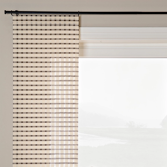 Rutig lantlig panelgardin