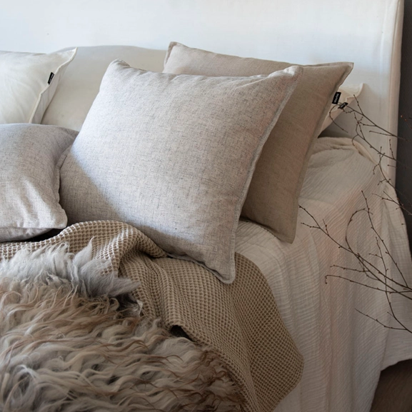 Kuddfodral i grått och beiget