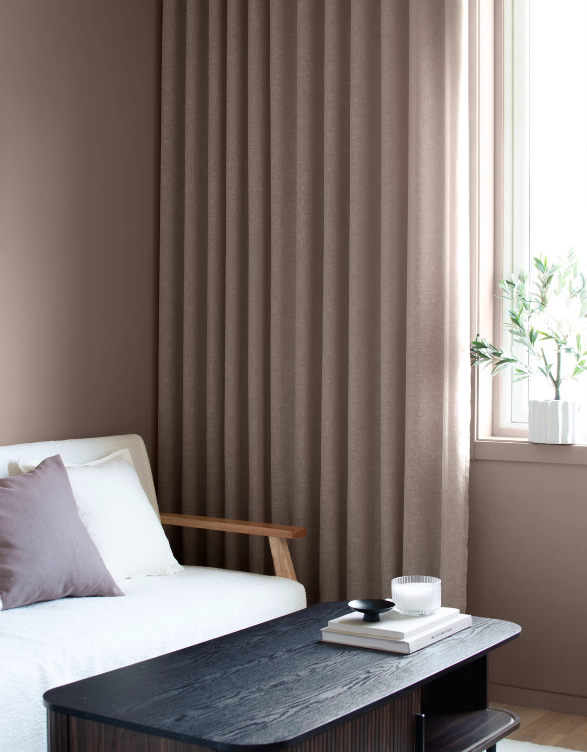 Greige gardin i vardagsrum