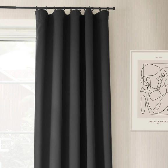 Svart mörkläggningsgardin upphäng på svart gardinstång