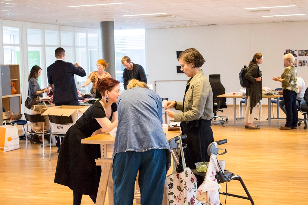 Människor i kontorslokal