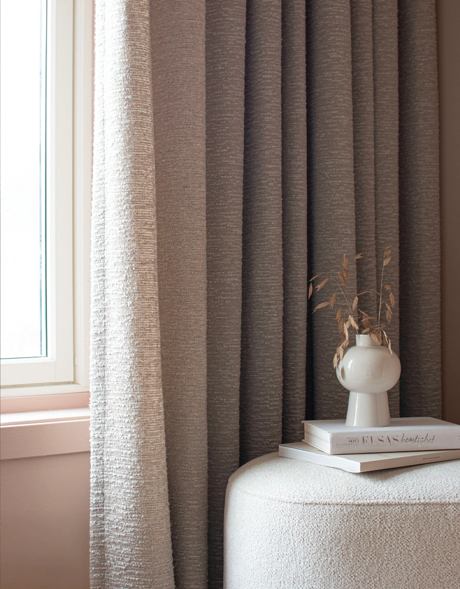 Taupefärgad bouclegardin