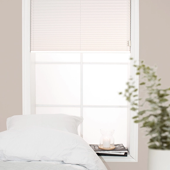 Plisségardin i fönster