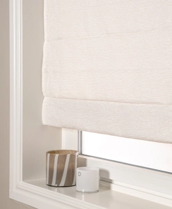 Hissgardin i bouclétyg i vitt