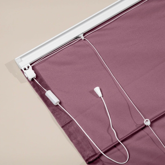 Baksidan av en lila hissgardin i sammet med linlås