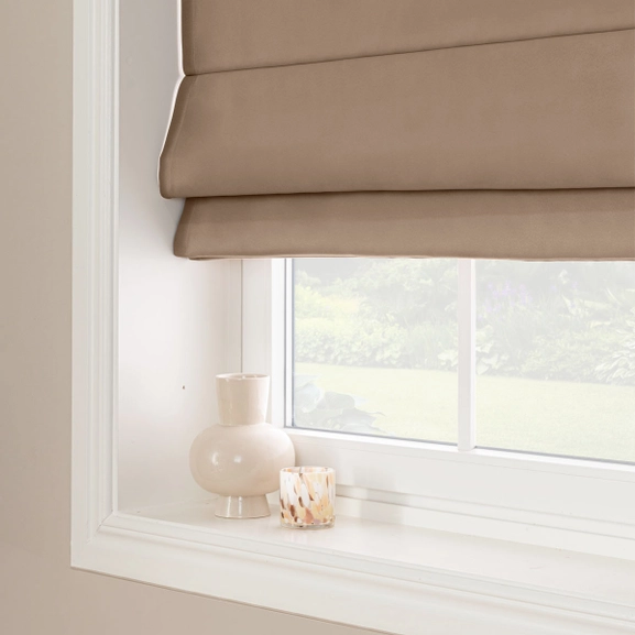 Sandfärgad mörkläggande hissgardin i framskyndat tyg