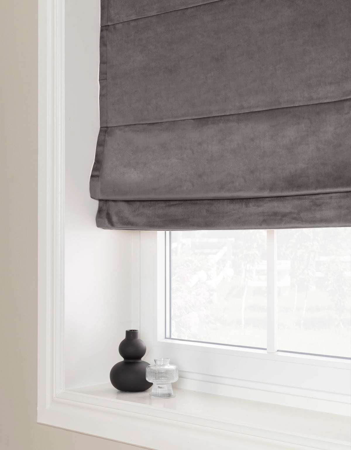 Mörkgrå hissgardin i sammet