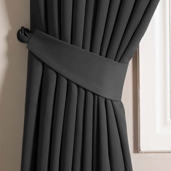 Gardinomtag-Dokie-svart-Upphängd