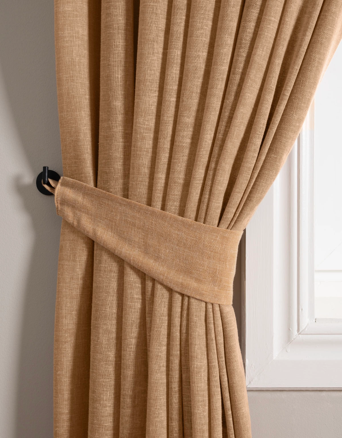 Senapsgul gardin med matchande gardinomtag