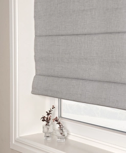 Ljusgrå, avskärmande hissgardin