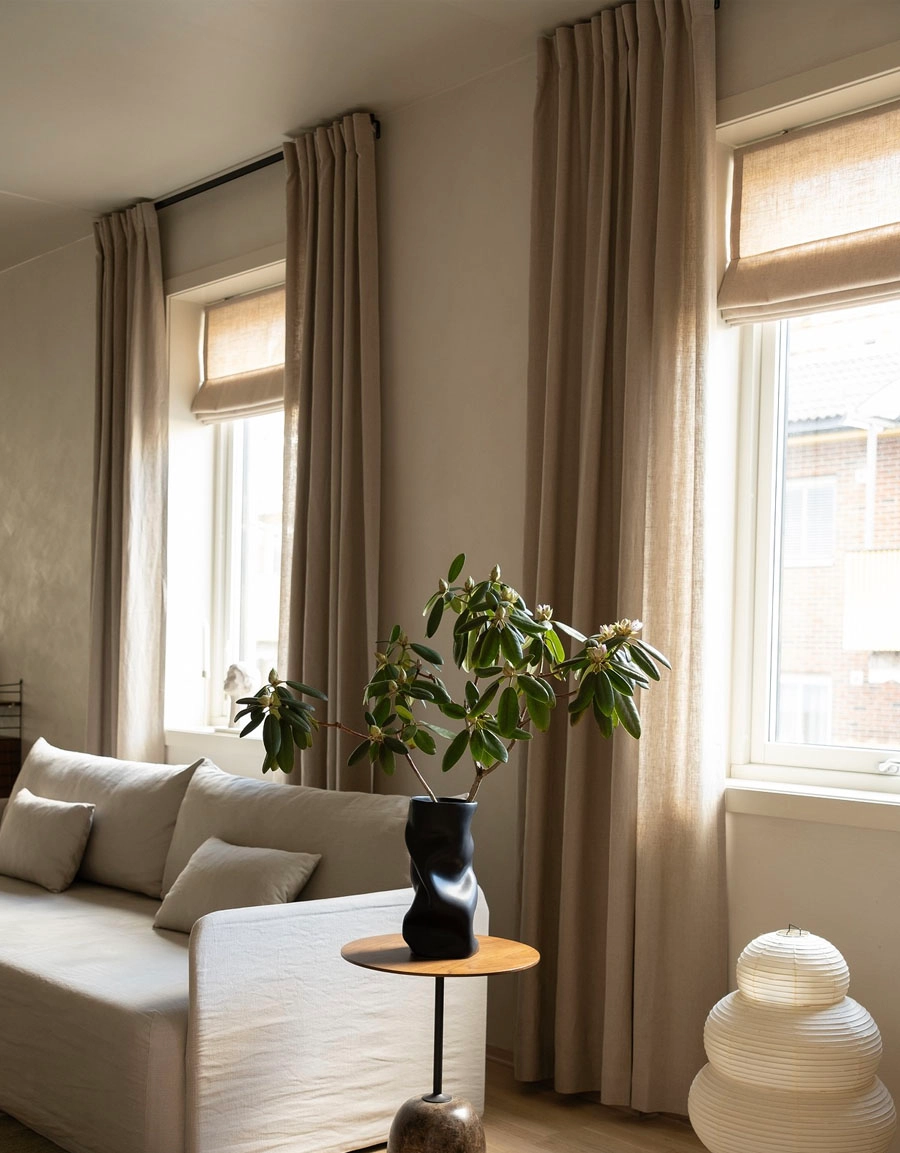 Beiga gardin Lina i vardagsrum