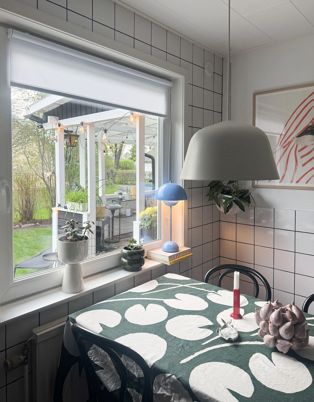 Fönsterhängd vit rullgardin