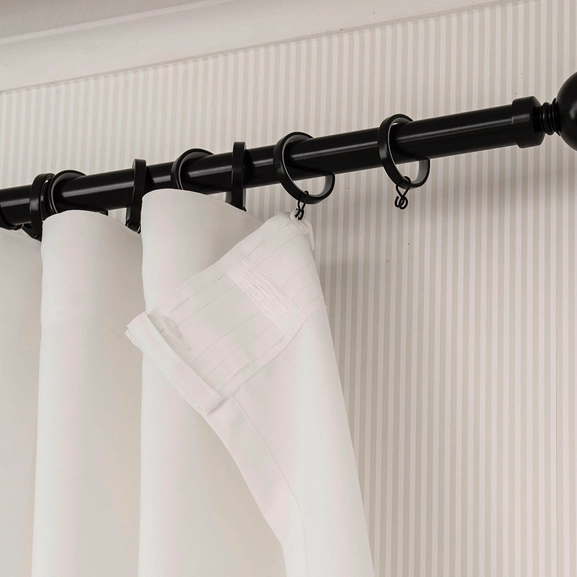 Gardinringar i svart, Gloria