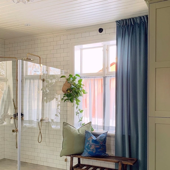 Sammetsgardin Ljuva i blått, i badrum