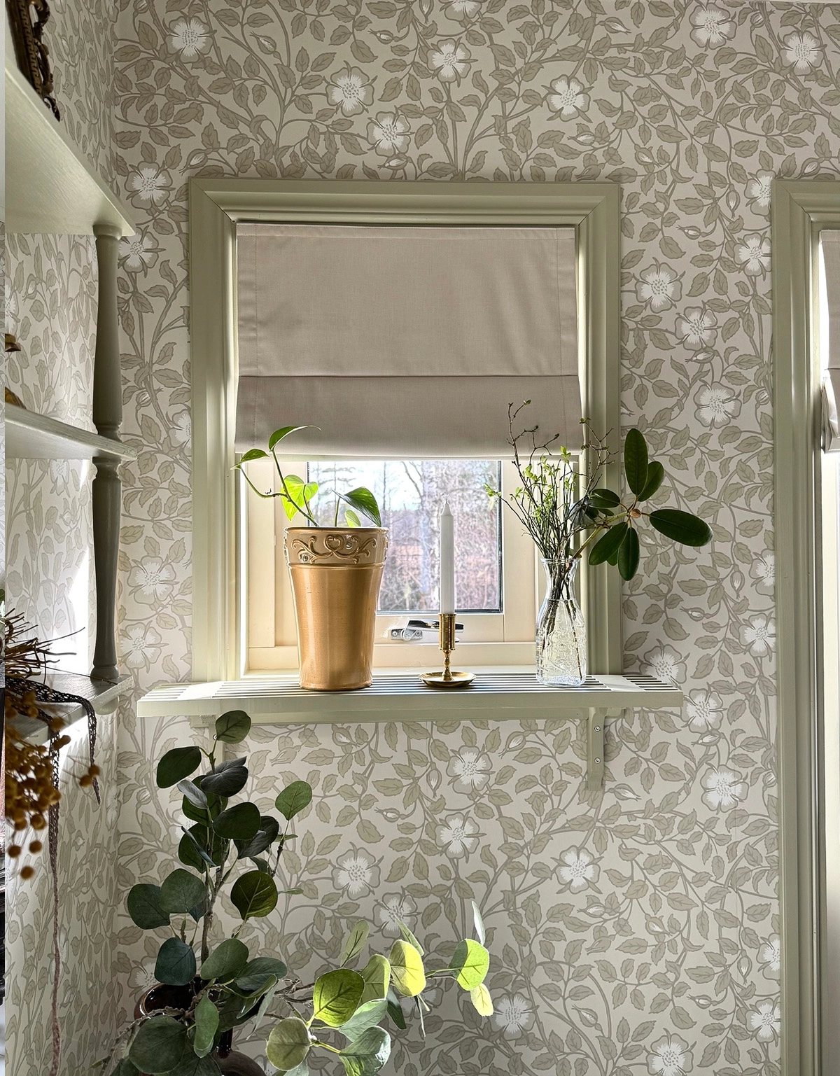 Beige mörkläggande hissgardin i lantlig miljö