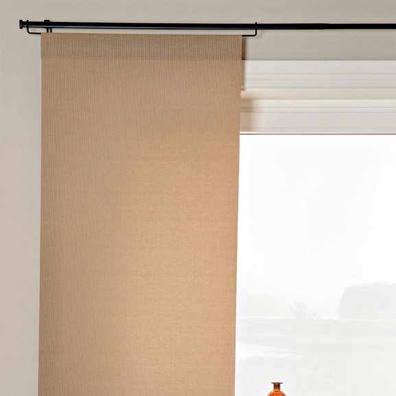 Beige panelgardin på gardinstång