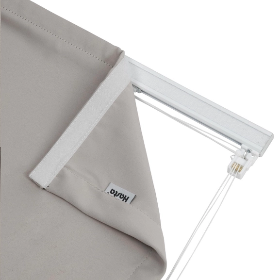 Närbild på linlås, ljusgrå hissgardin