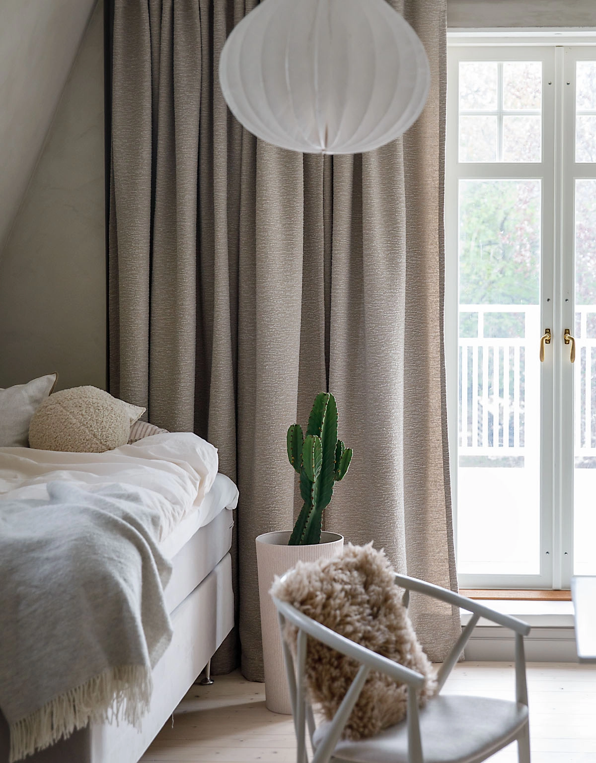 Mörkbeige gardin i bouclematerial