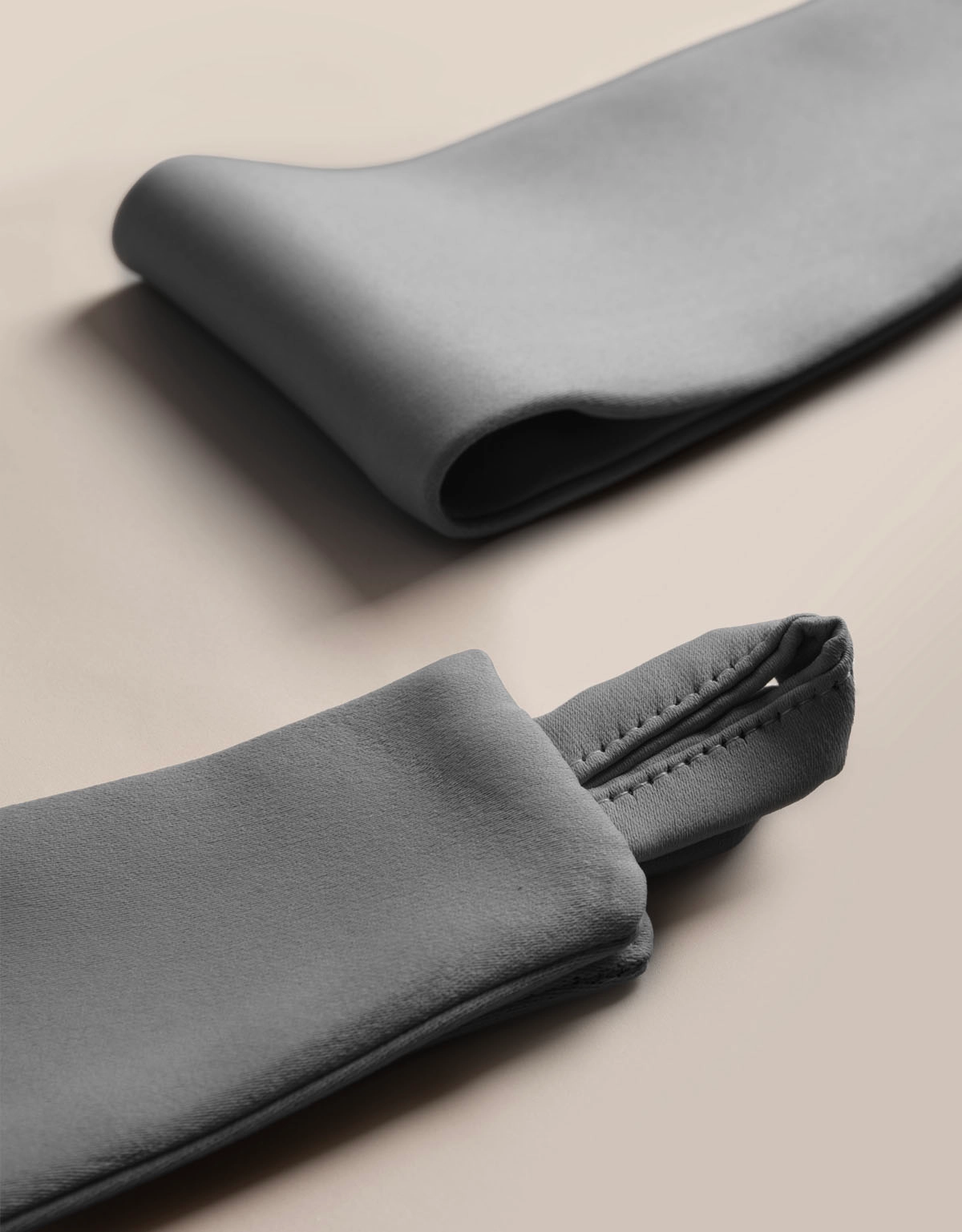 Närbild på mörkgrått gardinomtag i tyg