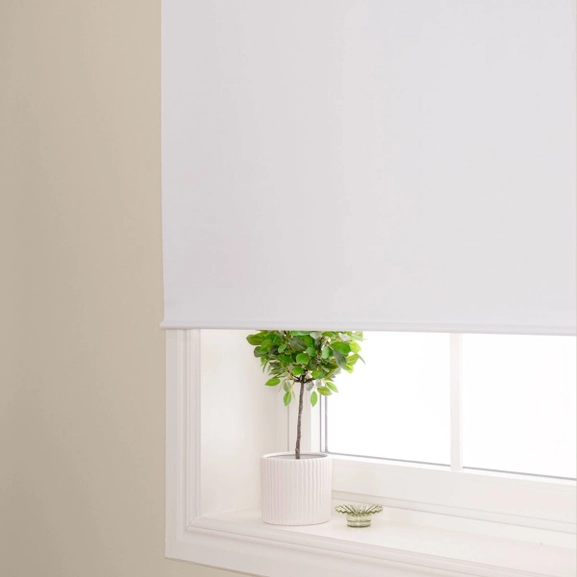 mörkläggande-vit-rullgardin-rund-underlist