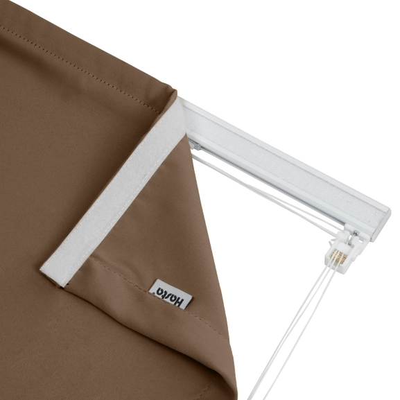 Närbild på mörkläggande hissgardin Dokie, brun