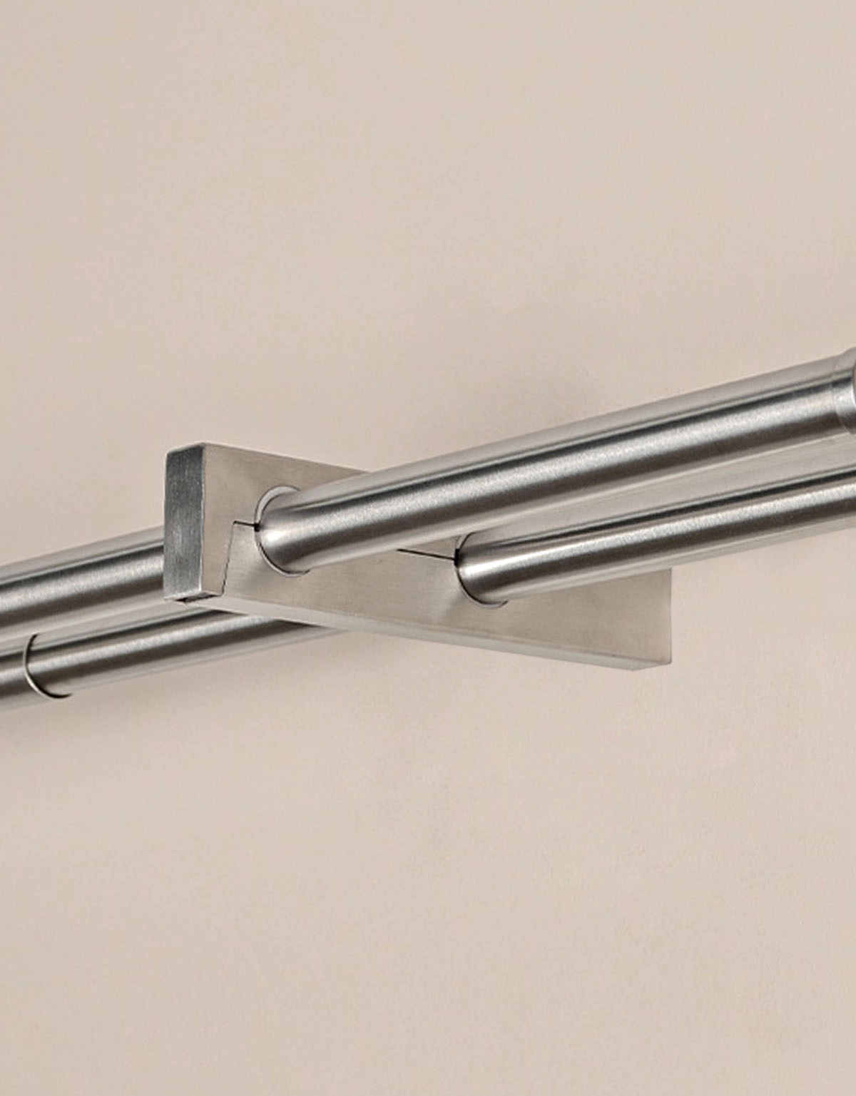 Väggfäste i rostfritt stål med plats för dubbla rader stänger
