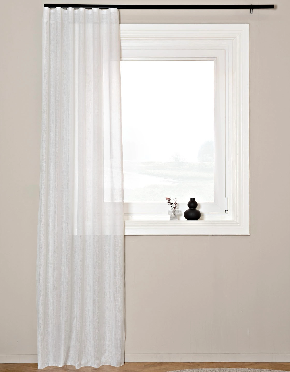 Avskärmande vit gardin i enkelbredd med struktur i tyget