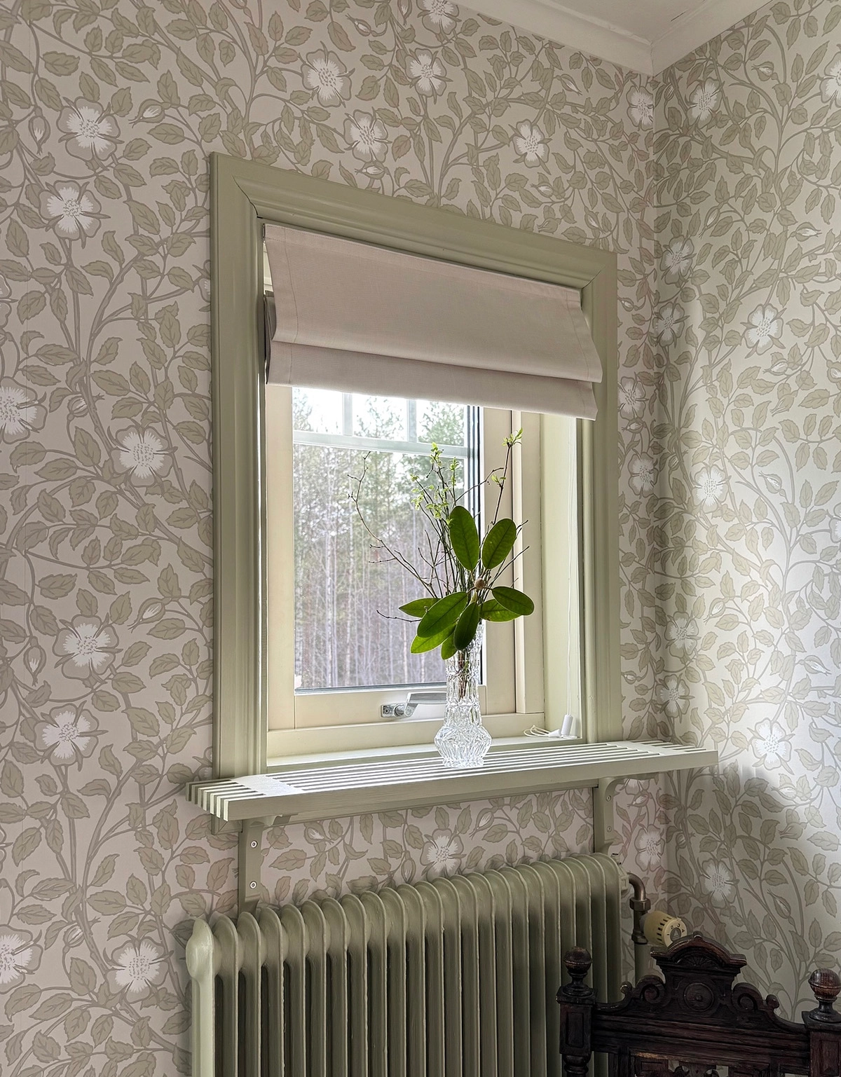 Beige mörkläggande hissgardin i lantlig miljö