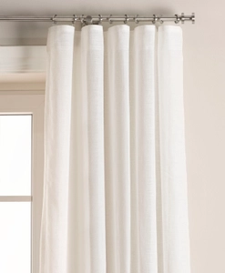 Gardinstång i stål med ringar och ändknopp med vit gardin