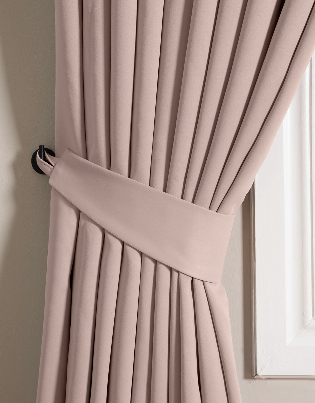 Beiga gardin med matchande omtag