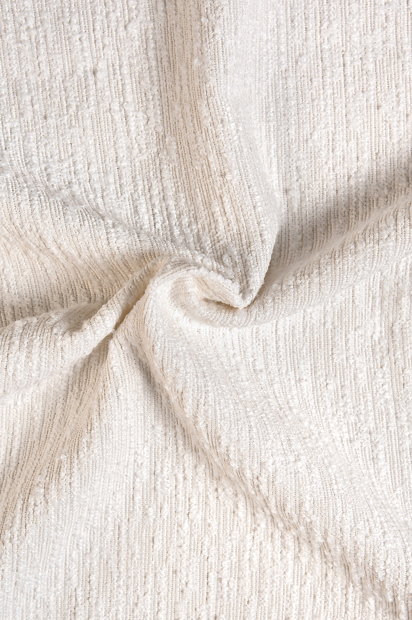 Närbild vit bouclegardin