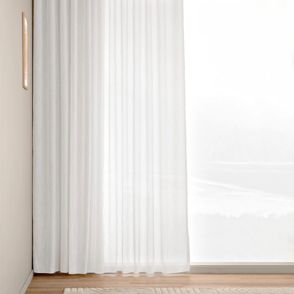 Avskärmande vit gardin i dubbelbredd med struktur i tyget