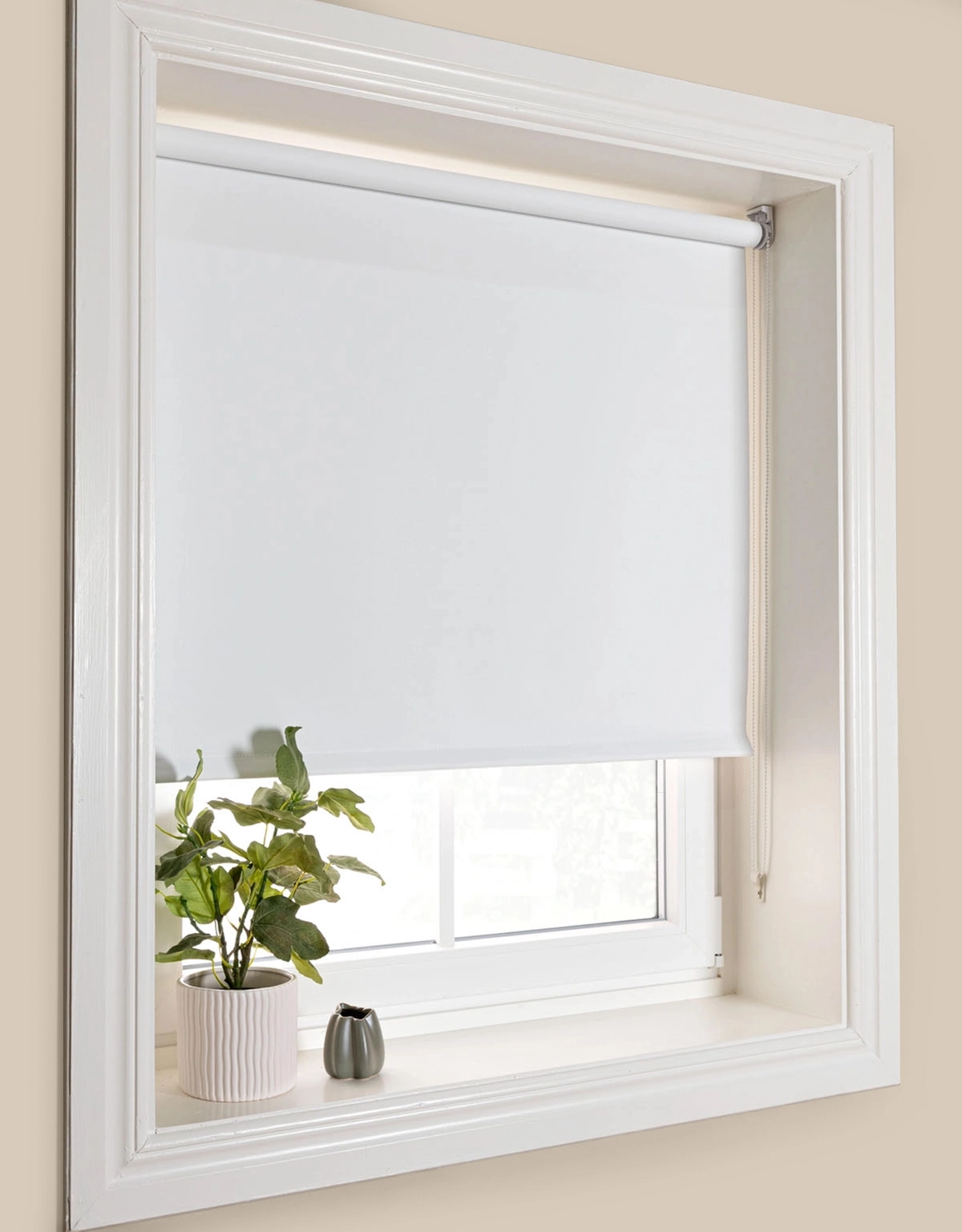mörkläggande-vit-rullgardin