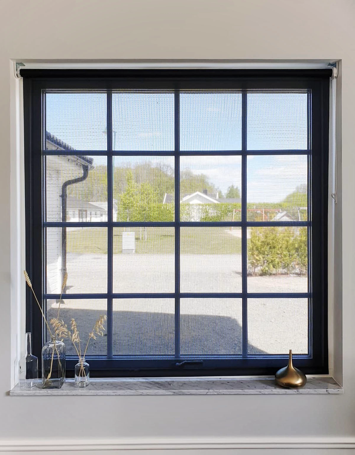 Svart rullgardin i screenväv