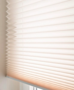 Beige avskärmande plisségardin