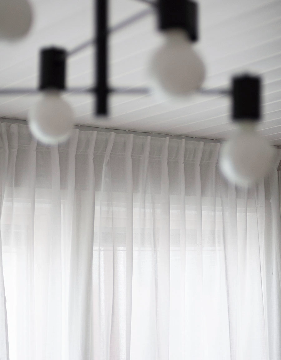 White sheer hotelcurtain