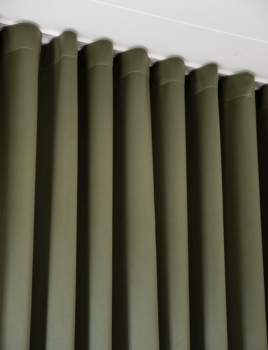 Mörkgrön gardin i waveuppsättning