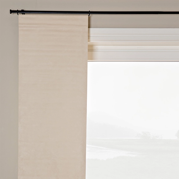 beige panelgardin med mockastruktur på gardinstång