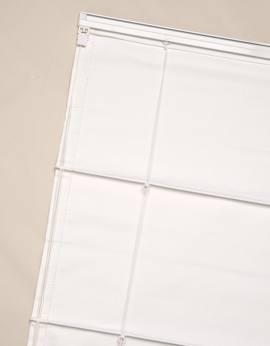 Baksida av mörkläggande hissgardin