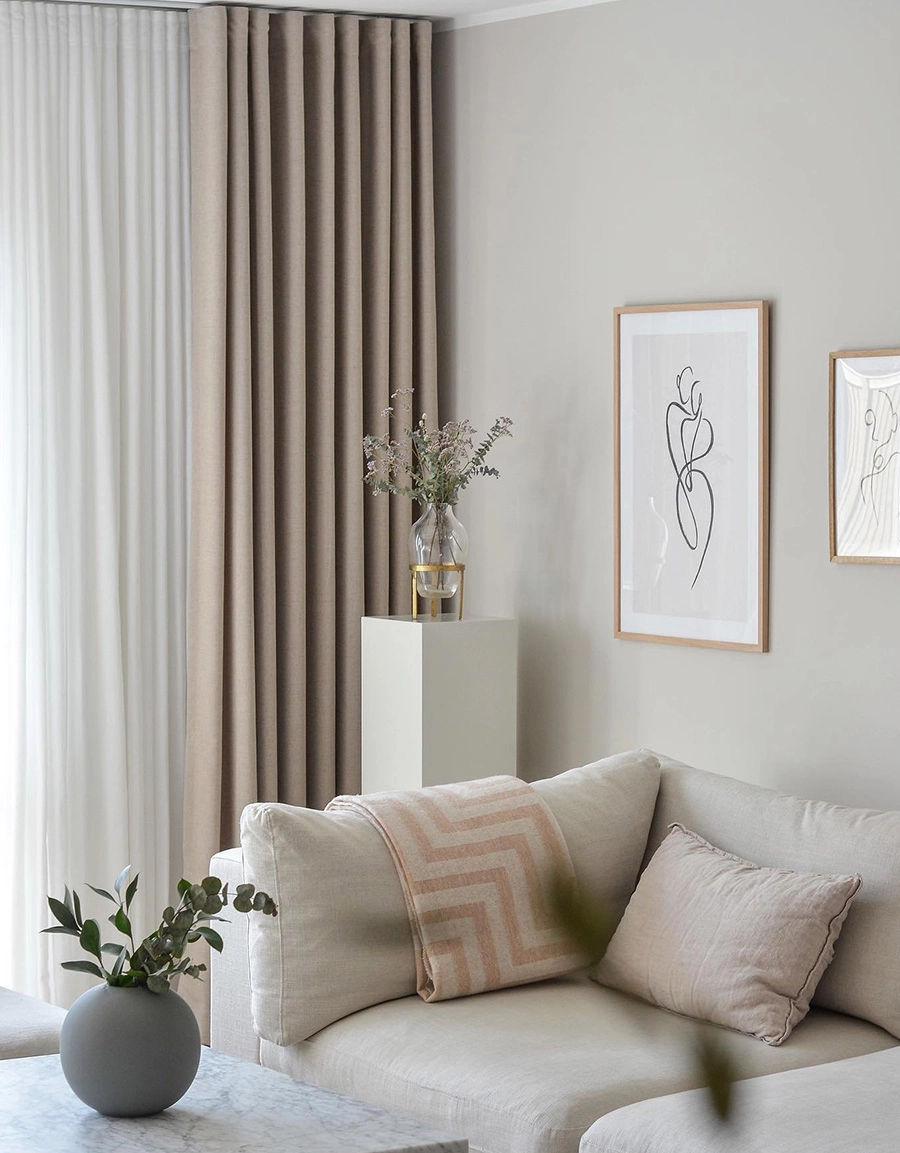 Gardiner i dubbla lager i vardagsrum