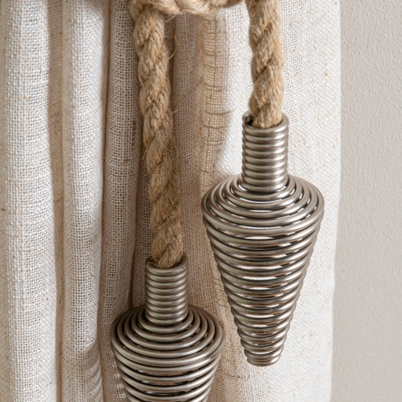 Gardinomtag i flätad bomull med metallpil i ändarna