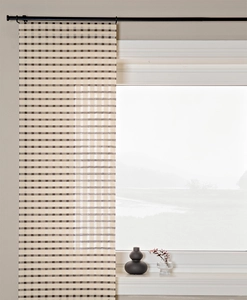 Rutig lantlig panelgardin