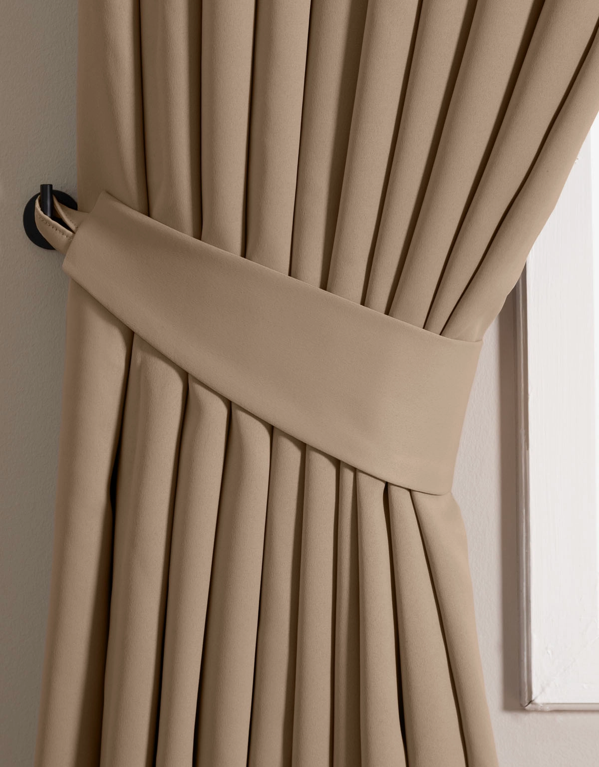 Beige gardin med matchande omtag i tyg