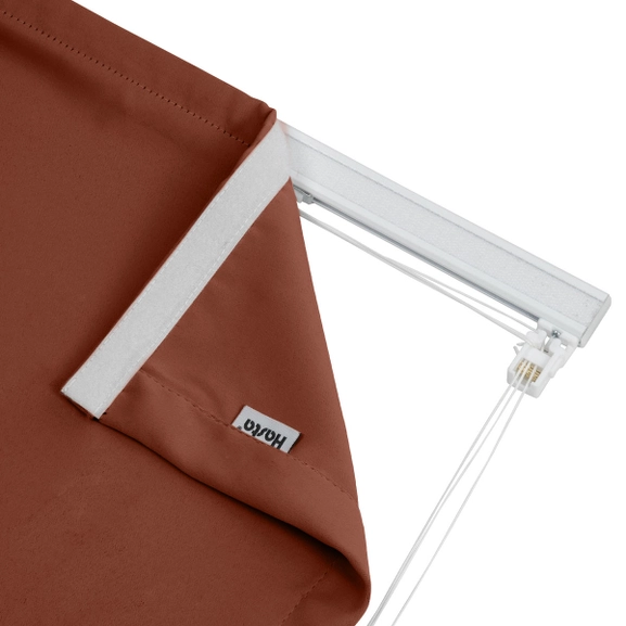 Närbild på mörkläggande hissgardin Dokie i rostrött