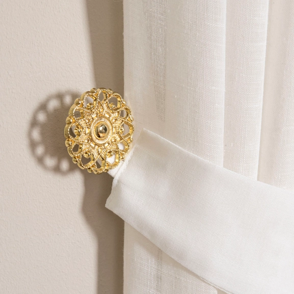 Fäste till gardinomtag i romatinisk och snirklig stil