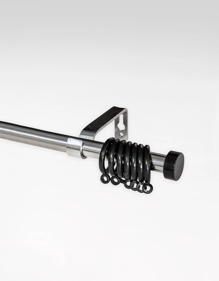 Gardinstång i rostrfiritt stål med svarta ringar och knopp