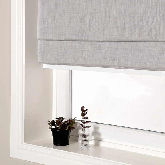 Mörkläggande ljusgrå hissgardin