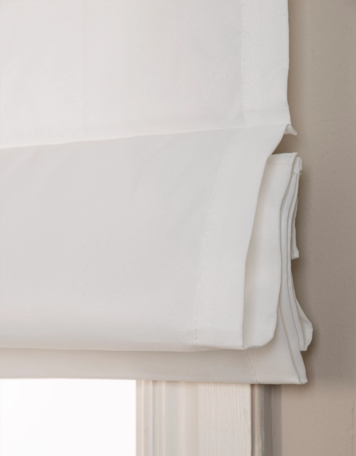 Närbild på vit hissgardin