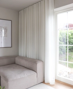 Vit skir gardin i vardagsrum