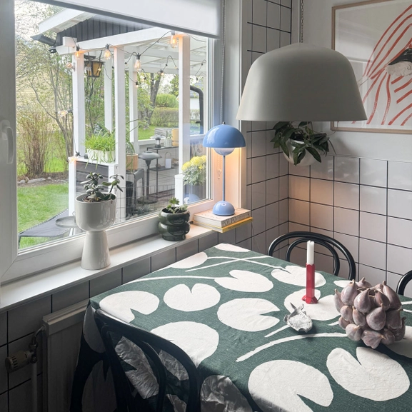 Fönsterhängd vit rullgardin